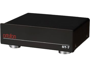 Transformator do gramofonu Ortofon ST-7, widok z trzech czwartych, czarna obudowa, metalowe nóżki, czerwone logo, biały tekst