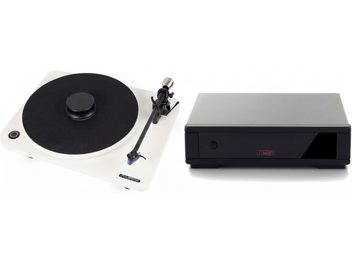 Hvid Auris-pladespiller med sort pladetallerken og tonearm, ledsaget af en sort hi-fi-komponent med rødt display