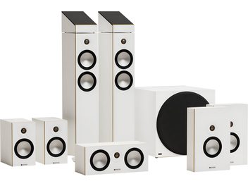 Set de boxe coloană Monitor Audio Bronze 300 7.1.2 alb, cutii dreptunghiulare din material neted cu finisaj mat alb, difuzoare negre închise în cerc și tweeter-uri aurii, vedere din trei sferturi față