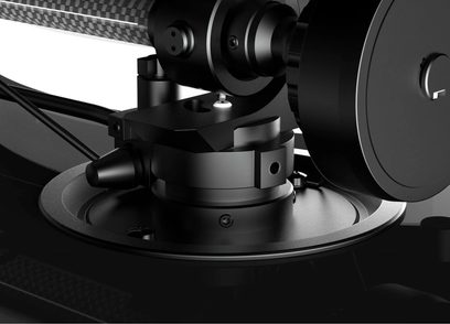 Pro-Ject X1 pladespiller i piano sort, nærbillede af tonearmen og den roterende plade, højglanspoleret sort finish