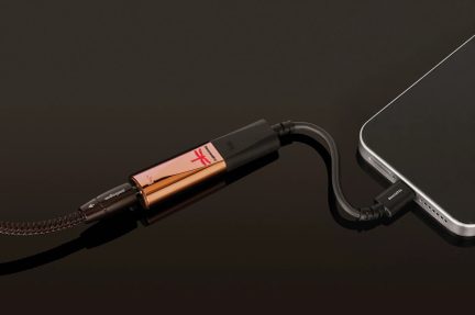 DAC USB AudioQuest DragonFly Cobalt conectado a um smartphone via adaptador Lightning com cabo trançado marrom