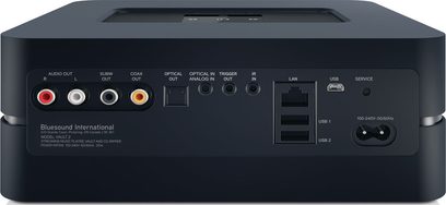 BlueSound Vault 2 sort netværksaudioafspiller, set forfra, sort front med audio- og USB-stik, display og knapper