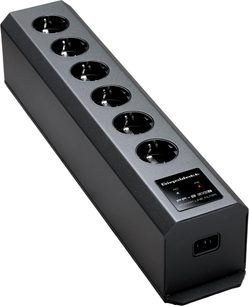 Sort strømskinne med filtrering GigaWatt PF-2 EVO+, rektangulært metalhus med 6 justerede udtag set i perspektiv