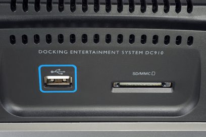 Philips DC910 dockingunderholdningssystem med USB-port og plads til SD/MMC-kort, nærbillede af frontpanelet