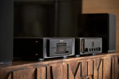 Lecteur CD Marantz CD60 noir, vue de face rapprochée, façade noire avec écran LCD, boutons et fente CD