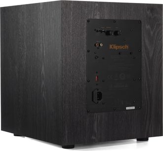 SPL-100 subwoofer, bagfra set i vinkel, sort tilslutningspanel med gyldne inskriptioner, kabinet med mørk træfinish