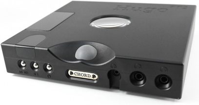 Črni avdio DAC pretvornik Chord Electronics Hugo TT2, sprednji pogled, z gumbi, vrtljivim gumbom, priključki in lučkami