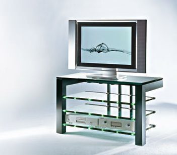 Schroers & Schroers Focus 90 Plus audio-videomøbel i glas og metal, med hylder og integreret skærm der viser et abstrakt billede
