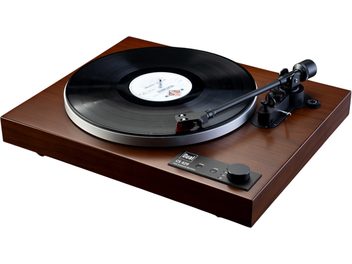Gramofon hi-fi Dual CS 429 WN w wykończeniu orzechowym, prostokątna obudowa z satynowego brązowego drewna, widok z lekko skośnej perspektywy z przodu, srebrny okrągły talerz z czarną płytą winylową na wierzchu, czarne ramię odtwarzacza oraz czarny panel sterowania z pokrętłem