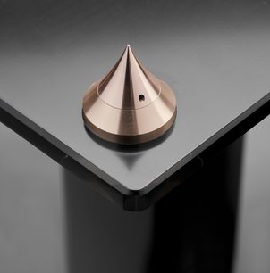 Tredje Triangle S04 - 40th Anniversary i konisk kobbermetaldesign, set ovenfra på mørk grå baggrund