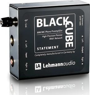 Lehmann Audion Black Cube Statement -puolijohdephonovahvistin, musta suorakulmainen metallikotelo, takana kullatut RCA-liittimet