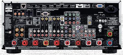 Bagside af en Onkyo TX-NR3008 hjemmebiograf-forstærker med talrige audio/video-stik, HDMI-porte og højttalerterminaler