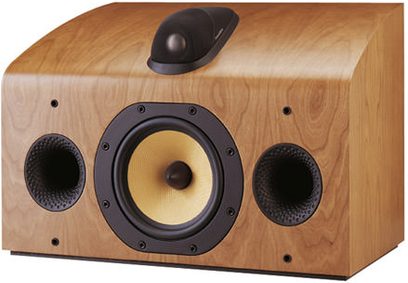 Bowers & Wilkins HTM7 lyse træ center højttaler, tæt forfra, med gul center højttaler og to sorte højttalere