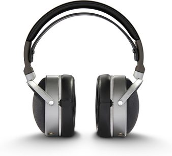 Audeze LCD-S20 geschlossener kabelgebundener Kopfhörer, Frontansicht, silberne gebürstete Metallkonstruktion mit beweglichen Bügelarmen, dicke ohrumschließende Polster aus schwarzem Kunstleder und gepolsterter schwarzer Kopfbügel