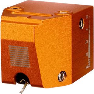 Pickup til hi-fi pladespiller Vertere Acoustics Sabre, rektangulær blok i orange anodiseret aluminium, set fra et let forhøjet trekvartsperspektiv forfra, med udskæring til nålen, to gevindhuller på toppen og lodret gråt logo på højre side