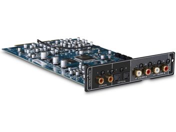 NAD MDC AM230 аудио разширителна карта на синя печатна платка сребристи кондензатори и черен конекторен панел с коаксиални и оптични входове, както и RCA изходи, изобразена в тричетвъртна перспектива отпред