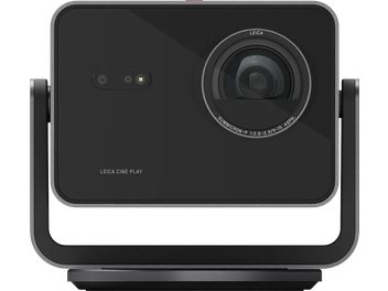 Schwarzer Leica Cine Play 1 Beamer, Frontansicht, großes Objektiv rechts, auf Ständer mit Metallrahmen