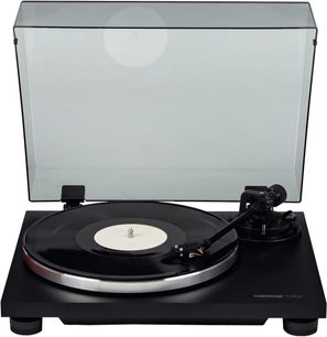 Czarna hi-fi gramofon winylowa Reloop TURN2, z otwartą przezroczystą pokrywą przeciwpyłową, ramieniem z wkładką gramofonową i czarnym talerzykiem
