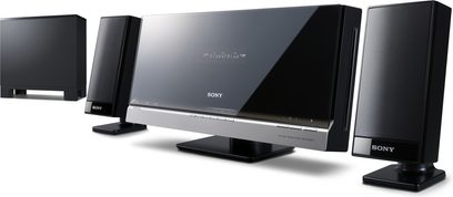 Sony DAV-F200 hjemmebiografsystem bestående af en DVD-afspiller, to gulvhøjttalere, en centerhøjttaler og en subwoofer, set forfra