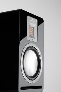 AudioVector QR1 bogreolshøjttaler i sort højglans, set forfra, diskanthøjttaler, mellemtone/basenhed, frontal basrefleksport
