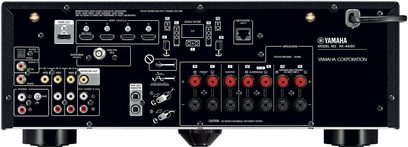Yamaha RX-A680 sort hjemmebiografsforstærker, set forfra, med mange stik og knapper på forsiden, to drejeknapper i enderne