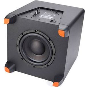 Subwoofer JBL SB 400 negru mat, vedere din spate în unghi de 3/4, cu difuzor, porturi și butoane portocalii