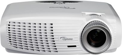 Bílý videoprojektor Optoma HD23, pohled zepředu, lamelová ventilační mřížka, posunutý objektiv, nastavovací kolečko