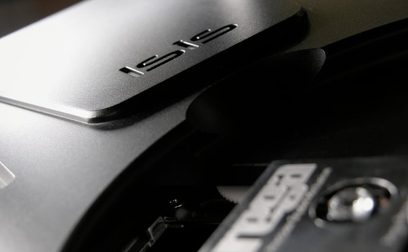 Nahaufnahme des Rega Isis CDP CD-Players, Draufsicht auf das Logo und die gebürsteten Aluminium-Tasten