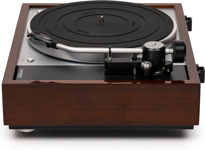 Hi-Fi gramofon TD 1601 s TP 160 v ořechovém provedení, pohled zepředu, černý kruhový talíř, stříbrné rameno, obdélníkový podstavec