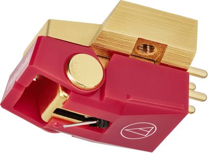 Phono prenoska Audio Technica AT-VM740xML červeno-zlatá z plastu a kovu, pohľad z troch štvrtín, obdĺžnikové telo s viditeľným cantileverom, zlatá horná skrutka a štyri zadné piny