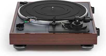 Giradischi Thorens TD 102 A in noce lucido, vista dall'alto, piatto nero opaco, braccio di lettura argentato, manopole e piedini cromati