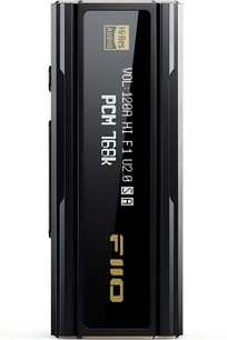 FiiO KA5 -musta alumiininen kannettava DAC-muunnin, etunäkymä, ohut suorakulmainen kotelo, jossa on kirkas pystysuuntainen OLED-näyttö, joka näyttää äänitiedot ja kultaisen logon