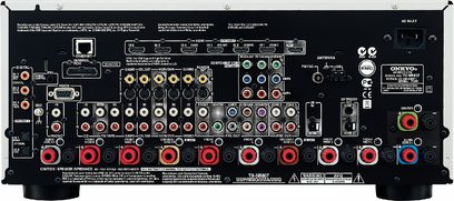 Onkyo TX-NR807 hjemmebiografsforstærker set forfra, mange stik og knapper på den sorte front, digitalt display i midten