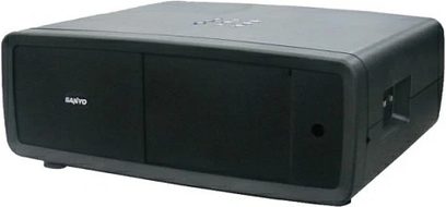 Projektor wideo Sanyo PLV-Z4000 w kolorze czarnym, widok z przodu, kształt prostokątny, centralnie umieszczona soczewka, boczne kratki wentylacyjne