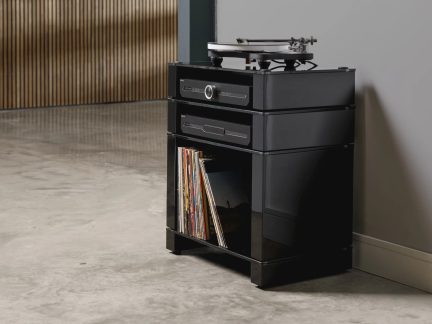 Zwart meubel met platenspeler bovenop, 2 laden, onderste plank met meerdere vinylplaten