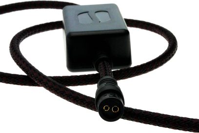 Černá vícezásuvka Sbooster BOTW P&P MKII, černý opletený kabel, černý válcový konektor, pohled shora na bílém pozadí