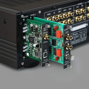 Карта розширення DAC-60, встановлена в електронний пристрій, вид збоку, видно коаксіальні, оптичні та USB-роз'єми