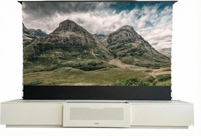 Mueble Oray serie 2 blanco para proyector de tiro ultracorto con pantalla de 120 pulgadas que muestra un paisaje montañoso