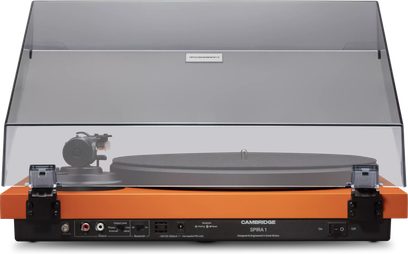 Oranžs Cambridge Audio Spira vinila plašu atskaņotājs, skats no aizmugures ar aizvērtu caurspīdīgu tonētu vāku un redzamām pieslēgvietām
