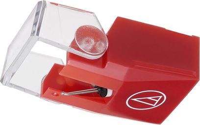Rdeča Audio Technica VM540ML vrtljiva celica za vinilne plošče, pogled od spodaj v velikem povečanju, z vidnim diamantom in bralnim vršičkom