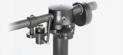 Raménko pro vinylové přehrávače ClearAudio Tracer TA044B v matné černé barvě, detailní boční pohled, složené z trubek a kovových součástí