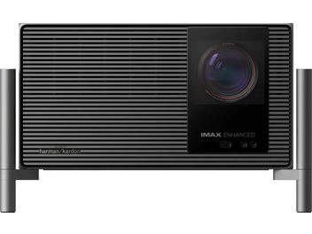 Μαύρος βιντεοπροβολέας XGIMI Titan Pro, εμπρόσθια όψη με κεντρικό φακό και μαύρη οριζόντια γρίλια