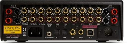 Cyrus 82 DAC QXR sort hi-fi stereoforstærker, sort frontpanel med knapper, stik, display og indikatorlamper