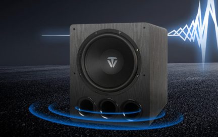 Sort subwoofer til hjemmebiograf, kabinet i træ med frontmonteret højttaler og tre cirkulære basreflekshuller