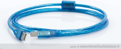 Gennemsigtig blå USB-kabel Initial USB fra H C S med sølvfarvet USB type A han-stik, set forfra på hvid baggrund