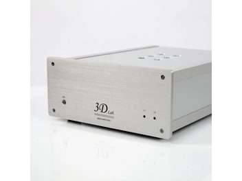 3D Lab Nano Amplifier Signature V5 i silverfärg, framifrån, med två knappar och två LED-lampor på framsidan