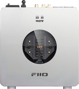 Preamplificatore per cuffie FiiO K13 R2R in alluminio argento, vista frontale, oblò circolare che mostra il circuito, connettori RCA dorati