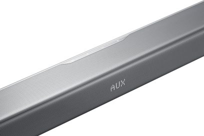 Samsung HW-F551 metallisk grå soundbar, nærbillede forfra af højttalergitteret