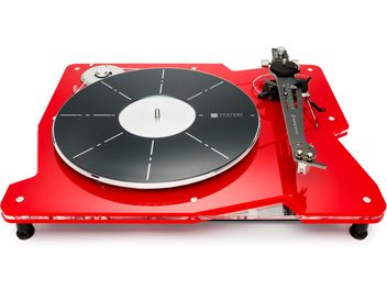Hi-Fi винилов грамофон Vertere Acoustics Pack DGX Sabre Lite в червено, кръгъл черен плотер с бели маркери, ъглов прозрачен червен акрилен цокъл, леко отгоре-надолу изглед, черна тонрамка, монтирана вдясно