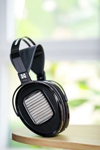 Sluchátka Hifiman Arya s otevřenou konstrukcí, pohled z boku, černý perforovaný náhlavní pásek, oválná černá mušle s kovovou stříbrnou mřížkou